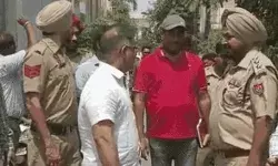 स्टॉफ को बंधक बनाकर 7 करोड़ की लूट- गाड़ी भी लूटकर ले गए साथ स्टॉफ को बंधक बनाकर 7 करोड़ की लूट- गाड़ी भी लूटकर ले गए साथ