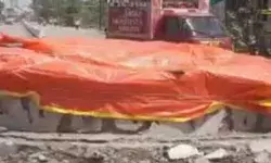 चौक पर रार की जड बने टीपू सुल्तान के स्मारक पर चला बुलडोजर चौक पर रार की जड बने टीपू सुल्तान के स्मारक पर चला बुलडोजर