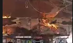 रेलवे स्टेशन के प्लेटफार्म के फूड स्टॉल में लगी आग- यात्रियों में... रेलवे स्टेशन के प्लेटफार्म के फूड स्टॉल में लगी आग- यात्रियों में...