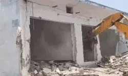 माफिया के मैरिज होम पर चला योगी का बुलडोजर- मची खलबली माफिया के मैरिज होम पर चला योगी का बुलडोजर- मची खलबली