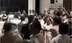 बीजेपी नेताओं का थाने पर बवाल गाली गलौज कर पुलिस से धक्का मुक्की बीजेपी नेताओं का थाने पर बवाल गाली गलौज कर पुलिस से धक्का मुक्की