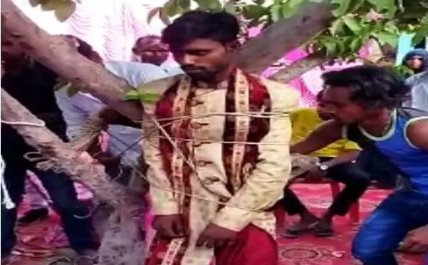 दहेज मांगना दूल्हे को पड़ा भारी- पेड़ से बांधकर की गई पूरी खातिरदारी