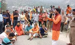 पुरोला में धारा 144 के खिलाफ जगह जगह प्रदर्शन- केशवगिरी समेत कई.. पुरोला में धारा 144 के खिलाफ जगह जगह प्रदर्शन- केशवगिरी समेत कई..