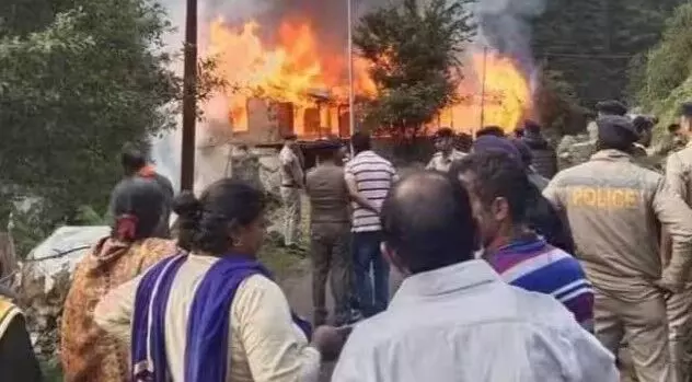 टुकड़े टुकड़े कर हिंदू युवक की हत्या- भीड़ ने आरोपियों के घर जलाए टुकड़े टुकड़े कर हिंदू युवक की हत्या- भीड़ ने आरोपियों के घर जलाए