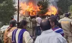 टुकड़े टुकड़े कर हिंदू युवक की हत्या- भीड़ ने आरोपियों के घर जलाए टुकड़े टुकड़े कर हिंदू युवक की हत्या- भीड़ ने आरोपियों के घर जलाए