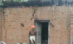 सरकार की आवास योजना से दूर ग्रामीण दुर्गा पंडाल में सोने को मजबूर सरकार की आवास योजना से दूर ग्रामीण दुर्गा पंडाल में सोने को मजबूर