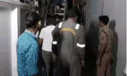 अपार्टमेंट में लगी आग में धू-धू कर जली बाइक गाड़ियां- रेस्क्यू कर लोग..