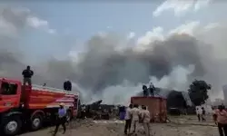 करीब दो दर्जन गोदामों में लगी भीषण आग- दमकल की दर्जनों गाड़ियां..