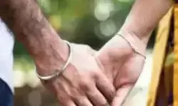 लो कर लो बात आया था फोन की किस्त लेने- भगा ले गया 2 बच्चों की मां