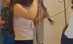 मेट्रो को पार्लर बनाकर लड़की ने संवारे बाल- बोले लोग बस नहाने धोने की..