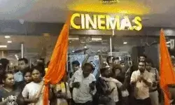 हल्लाबोल करते हुए आदिपुरुष का शो रुकवाया- दर्शक भेजे थिएटर से बाहर