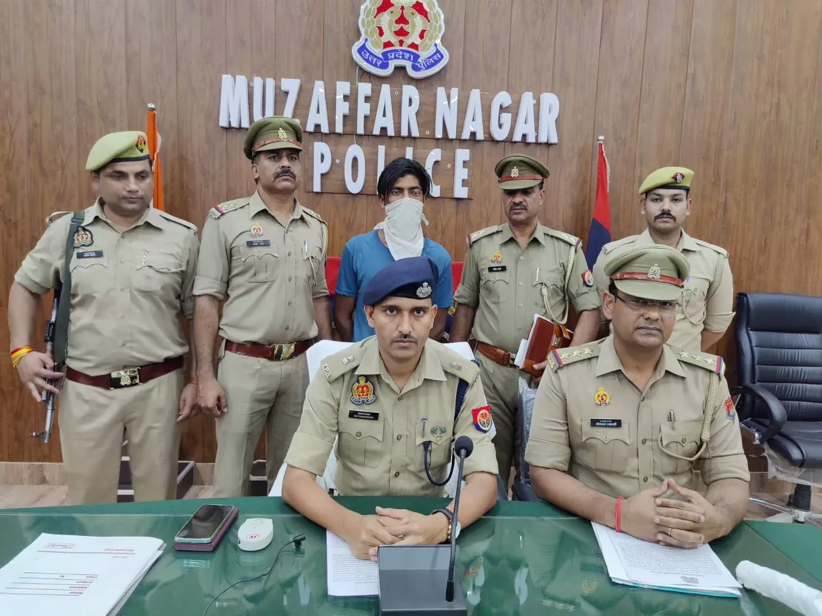 समाज की ख़ामोशी और माता-पिता के अपमान से आहत होकर कातिल बना निकुंज समाज की ख़ामोशी और माता-पिता के अपमान से आहत होकर कातिल बना निकुंज