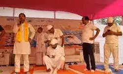 योग करते हुए अचानक से बिगड़ी केंद्रीय मंत्री की तबीयत योग करते हुए अचानक से बिगड़ी केंद्रीय मंत्री की तबीयत