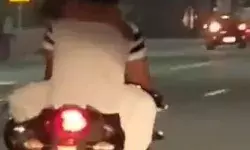 गोद में लड़की को बैठाकर बाइक पर रोमांस- वीडियो वायरल- ढूंढ रही पुलिस गोद में लड़की को बैठाकर बाइक पर रोमांस- वीडियो वायरल- ढूंढ रही पुलिस