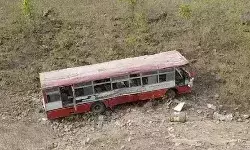 मोड़ पर हुआ हादसा- 50 फिट नीचे गिरी बस- दर्जनों लोग हुए जख्मी मोड़ पर हुआ हादसा- 50 फिट नीचे गिरी बस- दर्जनों लोग हुए जख्मी