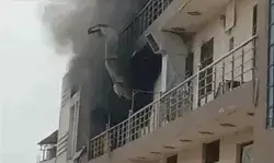 मूर्ति कारखाने में आग- दीवारों में दरार 1 Km दूर से दिखाई दी लपटें मूर्ति कारखाने में आग- दीवारों में दरार 1 Km दूर से दिखाई दी लपटें