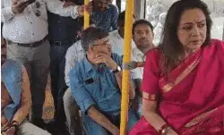 लोकसभा चुनाव 2024- लोगों को लुभाने के लिए हेमा मालिनी बस में हुई सवार लोकसभा चुनाव 2024- लोगों को लुभाने के लिए हेमा मालिनी बस में हुई सवार