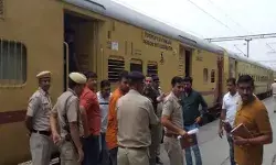 ट्रेन में बम की खबर से मचा हड़कंप- ट्रेन खाली कराकर ली तलाशी