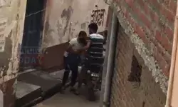 तीसरी आंख ने देखी युवक की करतूत- लड़की से छेड़छाड़ की गेंद अब पुलिस.. तीसरी आंख ने देखी युवक की करतूत- लड़की से छेड़छाड़ की गेंद अब पुलिस..