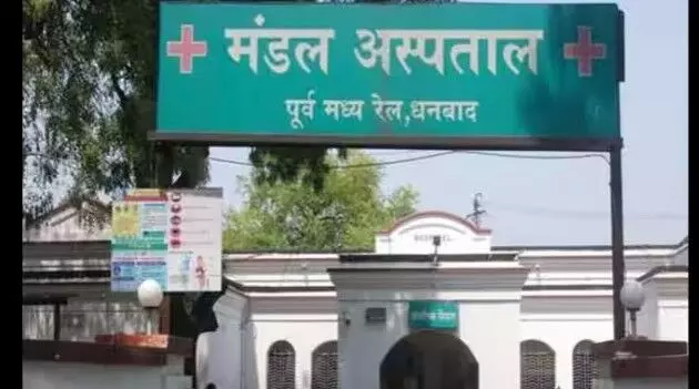 DRM की पत्नी की चप्पल उतरवाने के बदले असिस्टेंट को उतारने पड़े कपड़े DRM की पत्नी की चप्पल उतरवाने के बदले असिस्टेंट को उतारने पड़े कपड़े