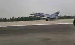 एक्सप्रेस वे पर उतरे वायुसेना के लड़ाकू विमान- रनवे पर आया कुत्ता