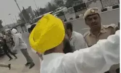 खेलमंत्री को आप ने दिखाए काले झंडे- पुलिस के साथ धक्का मुक्की