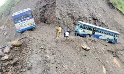 पानी में बही बकरियां- हवा में लटकी बस- कई गाड़ियां मलबे में दबी