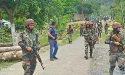 महिलाओं के झुंड ने सेना पर बोला धावा- छुड़ा ले गई दर्जनभर उग्रवादी महिलाओं के झुंड ने सेना पर बोला धावा- छुड़ा ले गई दर्जनभर उग्रवादी