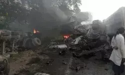 3 डंपरों की टक्कर के बाद लगी आग - केबिन में फंसा कंडक्टर जिंदा जला 3 डंपरों की टक्कर के बाद लगी आग - केबिन में फंसा कंडक्टर जिंदा जला