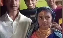 दूल्हा दुल्हन बने दो लड़कों ने की एक दूसरे से शादी- लोगों ने उड़ाई दावत दूल्हा दुल्हन बने दो लड़कों ने की एक दूसरे से शादी- लोगों ने उड़ाई दावत