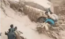 नदी में आए पानी के बहाव में कार चला रही महिला भी बही- ऐसे बची..
