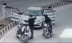 दिल्ली में कारोबारी से दिनदहाड़े लूट बाइक- सवार बदमाशों ने हथियारों..