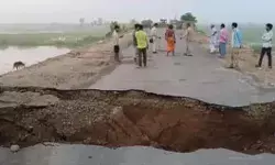 गई भैंस पानी में- पहली ही बारिश में बह गई भीकुंड गंगा पुल की एप्रोच रोड गई भैंस पानी में- पहली ही बारिश में बह गई भीकुंड गंगा पुल की एप्रोच रोड