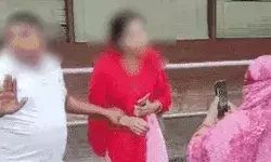 ब्वॉयफ्रेंड की बाहों में पडी पत्नी की पति को देख कांपी रूह- सडक पर...