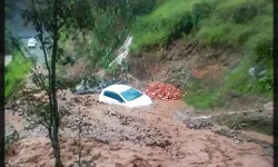 बादल फटने से टूटा बारिश का कहर- बह गई गाड़ियां- 2 लोगों की मौत