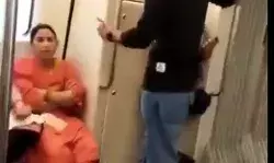 मेट्रो में कपल की चुम्मा चाटी- महिलाएं बोली ज्यादा आग लगी है तो.. मेट्रो में कपल की चुम्मा चाटी- महिलाएं बोली ज्यादा आग लगी है तो..