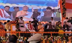 माफिया अतीक से मुक्त कराई जमीन पर बने फ्लैट की चाबी देने पहुंचे योगी माफिया अतीक से मुक्त कराई जमीन पर बने फ्लैट की चाबी देने पहुंचे योगी