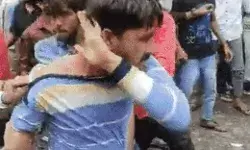 चेन लूटकर भाग रहे बदमाश पब्लिक के हत्थे चढ़े- 20 मिनट की पिटाई में....