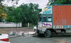 यूपी के PWD मंत्री की कोठी में घुसा बेलगाम ट्रक- गेट और बाउंड्री... यूपी के PWD मंत्री की कोठी में घुसा बेलगाम ट्रक- गेट और बाउंड्री...