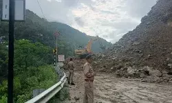 बदरीनाथ हाईवे पर फिर टूटा पहाड़- मलबे से बंद हुआ हाईवे- यात्री फंसे बदरीनाथ हाईवे पर फिर टूटा पहाड़- मलबे से बंद हुआ हाईवे- यात्री फंसे