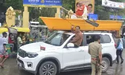 सपा एमएलए की कार पर चढी नाव- पतवार चलते ही कटा चालान