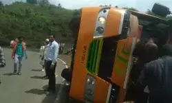 PM के कार्यक्रम में शामिल होने जा रही बस पलटी- दर्जनों घायल- मची..