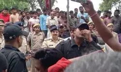 मंदिर के बाहर लटका मिला साधु का शव-आग लगाकर जलाने की कोशिश मंदिर के बाहर लटका मिला साधु का शव-आग लगाकर जलाने की कोशिश