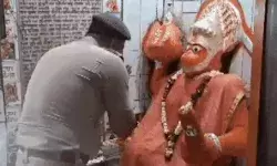 पहले अफसर ने की हनुमान जी की पूजा- फिर मंदिर मजार पर चला बुलडोजर
