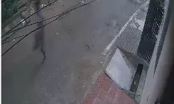 पैदल जा रही महिला से पीछे से आया लुटेरा चेन लूटकर भागा पैदल जा रही महिला से पीछे से आया लुटेरा चेन लूटकर भागा