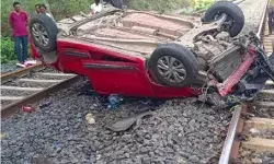 चलती कार ने ओवरब्रिज से लगाई छलांग- रेलवे ट्रैक पर गिरी और..