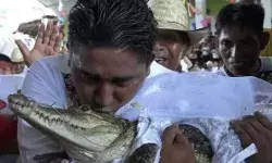 मादा घड़ियाल के साथ मेयर ने रचाई शादी- किया जोरदार डांस