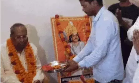 फूल चढ़ाकर की गई पूजा- कैबिनेट मंत्री की उतारी आरती फूल चढ़ाकर की गई पूजा- कैबिनेट मंत्री की उतारी आरती