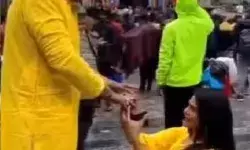 प्रेमी जोड़े ने केदारनाथ धाम में की ऐसी हरकत- उठने लगी मोबाइल पर.. प्रेमी जोड़े ने केदारनाथ धाम में की ऐसी हरकत- उठने लगी मोबाइल पर..