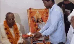 फूल चढ़ाकर की गई पूजा- कैबिनेट मंत्री की उतारी आरती